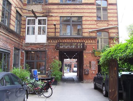 Außenansicht Toreinfahrt Eingang Dock 11