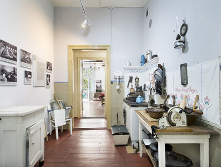 Blick in die Ausstellung "Zimmermeister Brunzel baut ein Mietshaus" - Küche
