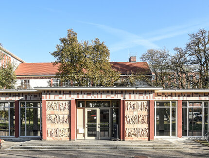 Vorderfront mit Eingang der weißensee kunsthochschule berlin