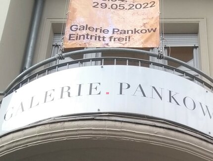 Schriftzug Galerie Pankow über der Eingangstür zur Galerie