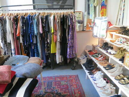 Innenansicht Schuhe und Kleidung Soer Second Hand