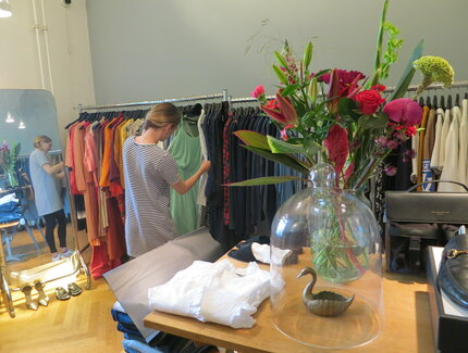 Innenansicht  Kleiderständer mit Bekleidung Dear Second Hand