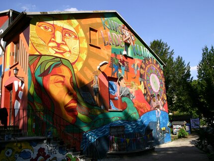 Fassade Kurt Lade Klub mit großen Wandbild