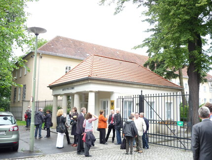 Torhäuschen Schloss Schönhausen außen mit Menschen