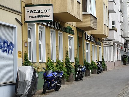 Außenfront / Eingang Pension Prenzlberg in der Danziger Straße
