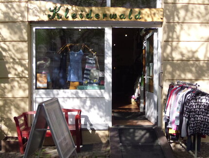 Außenansicht Eingang Kleiderwald Secondhand