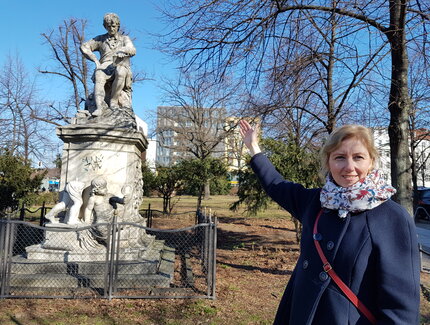 Stadtführerin Serena Fellwock vor einem Denkmal