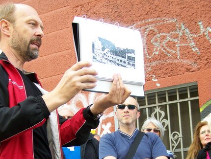 Stadtführer mit Touristen bei einer Stadtführung