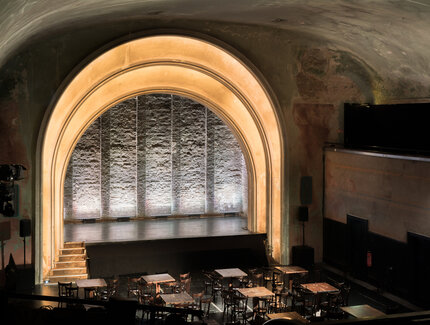 Theatersaal und Bühne im Theater im Depphi ohne Zuschauer.