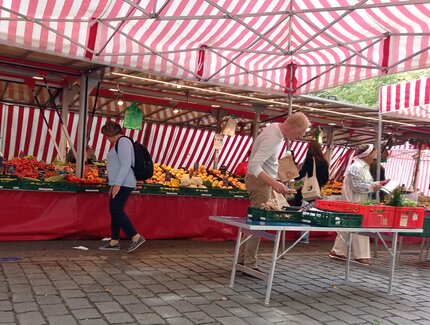 Banco di frutta e verdura al mercato settimanale di Kollwitzplatz