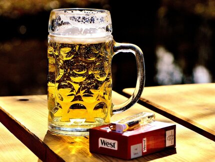 Bierglas und Zigaretten