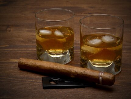 Zwei Whisky mit Zigarre