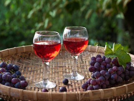 Weingläser mit Weintrauben