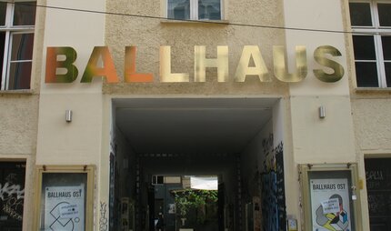 Schriftzug "BALLHAUS" über Toreinfahrt zum Ballhaus Ost