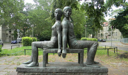 Standort: Amalienpark Pankow, "Sitzendes Liebespaar", Künstlerin: Carin Kreuzberg (*1935), Datierung: 1976, Material: Bronze
