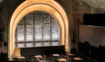 Theatersaal und Bühne im Theater im Depphi ohne Zuschauer.