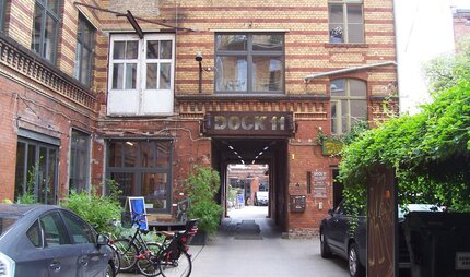 Außenansicht Toreinfahrt Eingang Dock 11