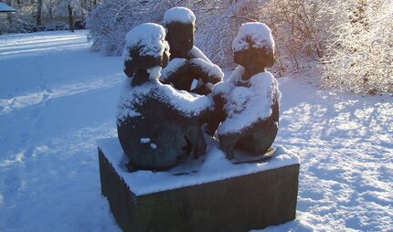 Skulptur "Drei sitzenden Kinder" /Hans Kies/Schlosspark Schonhausen