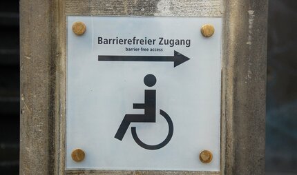 Schild mit Aufschrift Barrierefreier Zugang