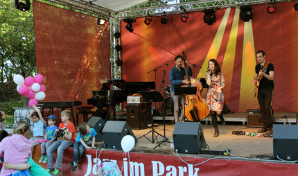 Sängerin mit Jazzband auf der Bühne bei Jazz im Park