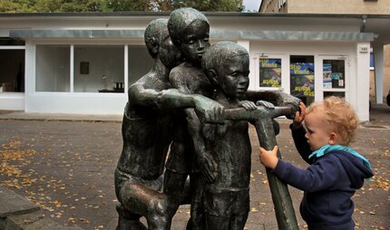Skulptur Rollerkinder von Stefan Horota vor der Kunsthalle am Hamburger Platz