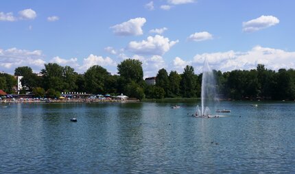 Der Weiße See im Sommer mit großer Fontaine, im Hintergrund das Strandbad
