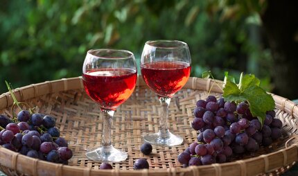 Weingläser mit Weintrauben